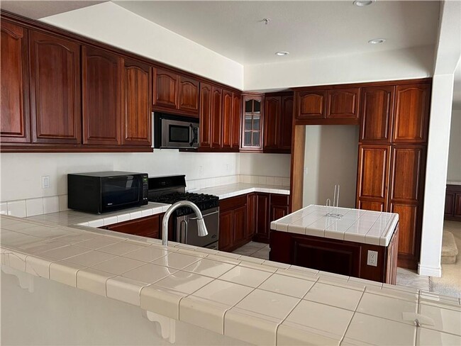 Building Photo - Spacious Condo