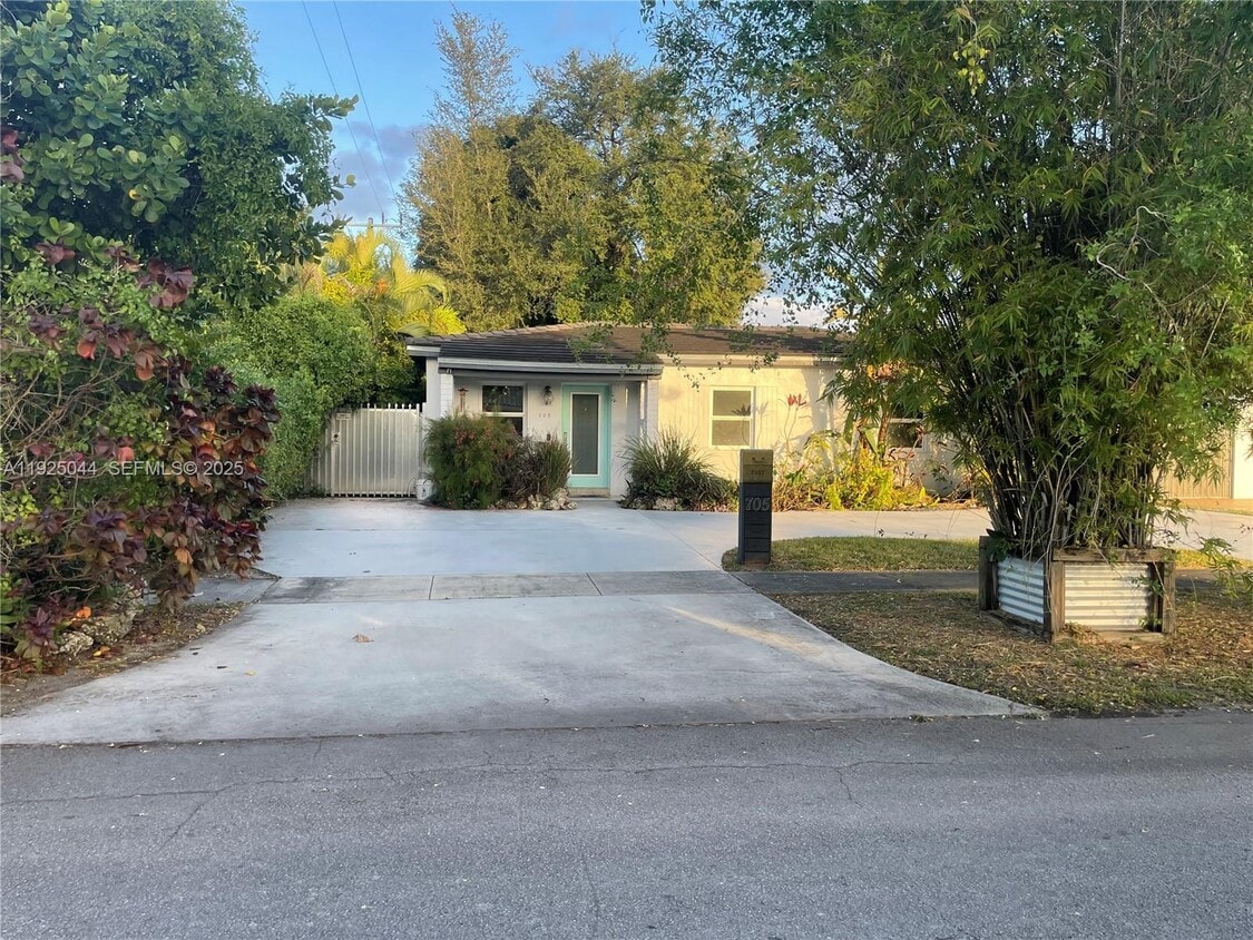 Foto principal - 705 E 9th Ct