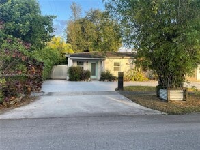 Building Photo - 705 E 9th Ct