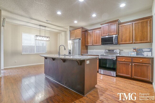 Building Photo - Great 4 Bedroom 2.5 Bath home in Hazel Del...