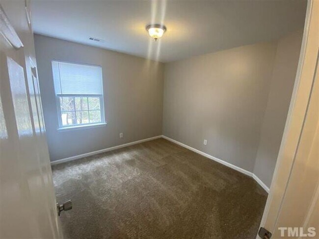 Building Photo - 107 Gladstone Dr
