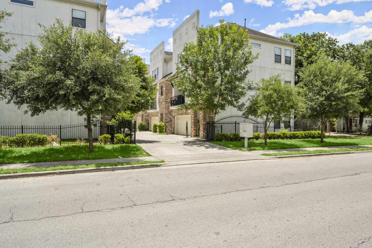 Primary Photo - 742 W 24th St