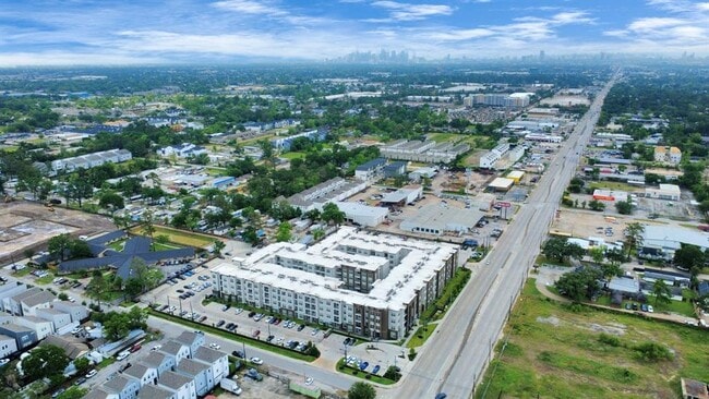 Building Photo - 4840 N Shepherd Dr