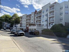 Building Photo - 1100 River Rd