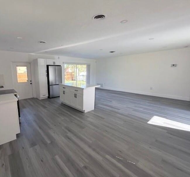 Building Photo - 275 NE 173rd St