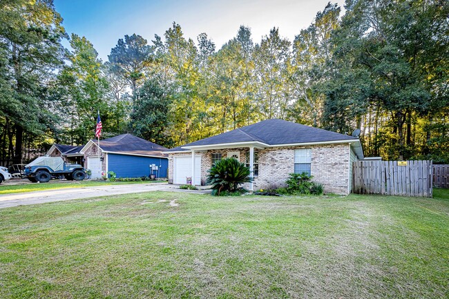 Building Photo - Adorable Home with fenced in backyard!