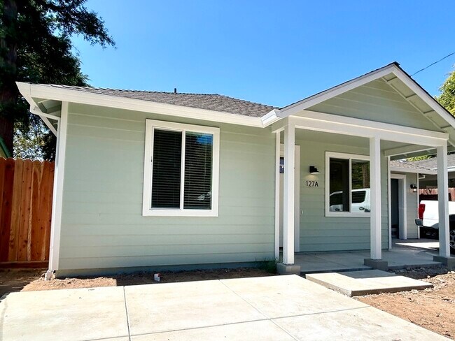 Foto del edificio - Beautiful 2bd/1ba 900 sq. ft. ADU in Roseville! Own private driveway! SOLAR!
