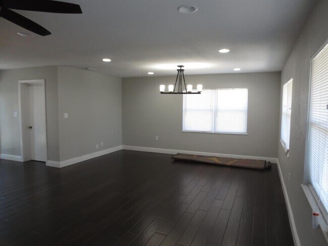 Foto del edificio - 3304 W Wallace Ave