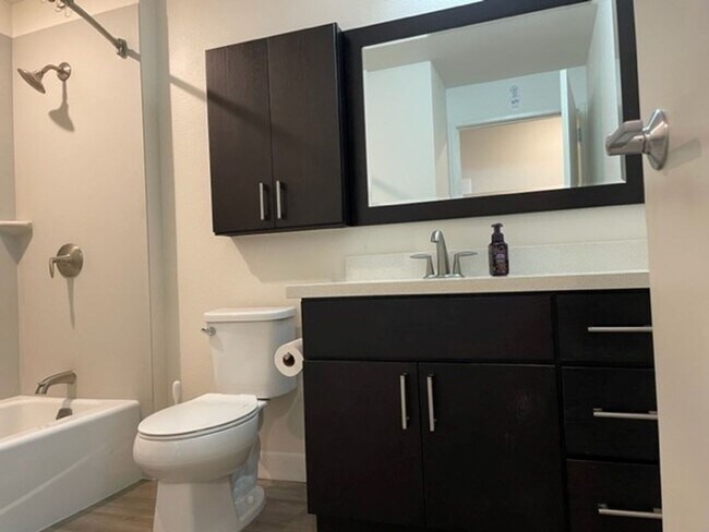 Building Photo - Kakaako 2-bedroom!