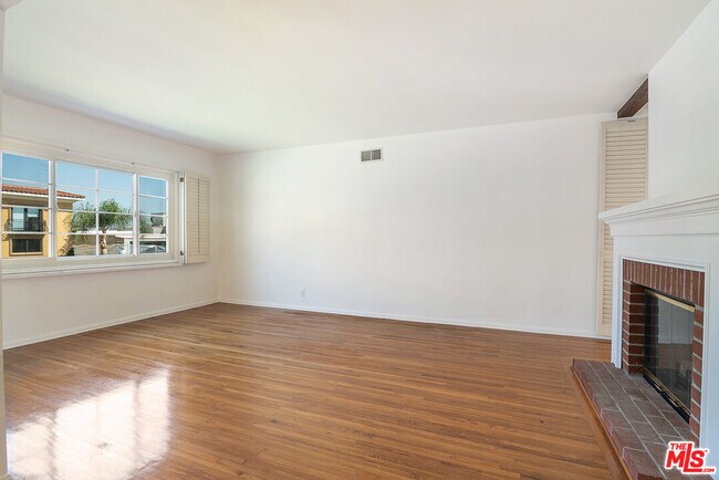 Foto del edificio - 12100 Marine St