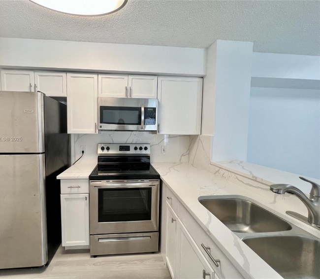 Photo - 650 S Park Rd Apartment