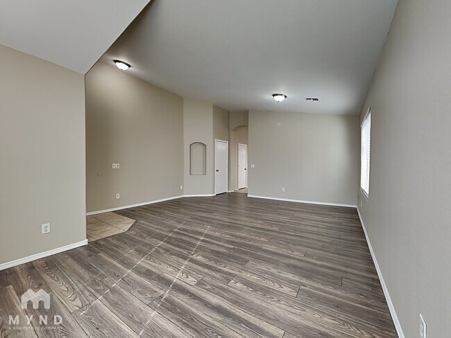 Foto del edificio - 1034 E Saddle Way