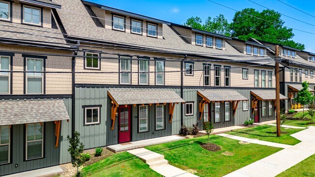 Foto del edificio - Spacious and Bright Bohemian Cottage Downtown Greenville - Available Now!
