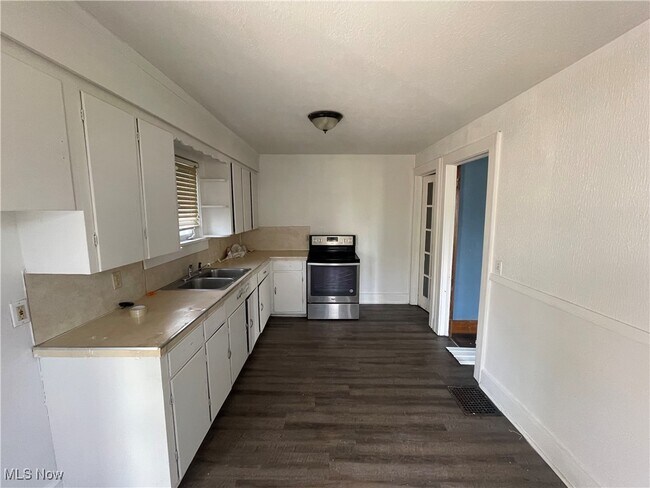 Foto del edificio - 301 Roslyn Ave NW