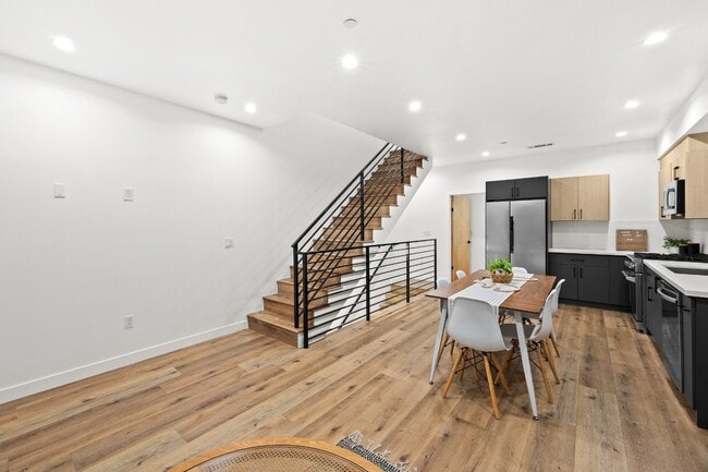 Building Photo - 3 BED 3 BATH | PRIVATE FRONT YARD | PRIVATE 2 CAR ATTACHED GARAGE | WASHER | DRYER | CENTRAL A/C