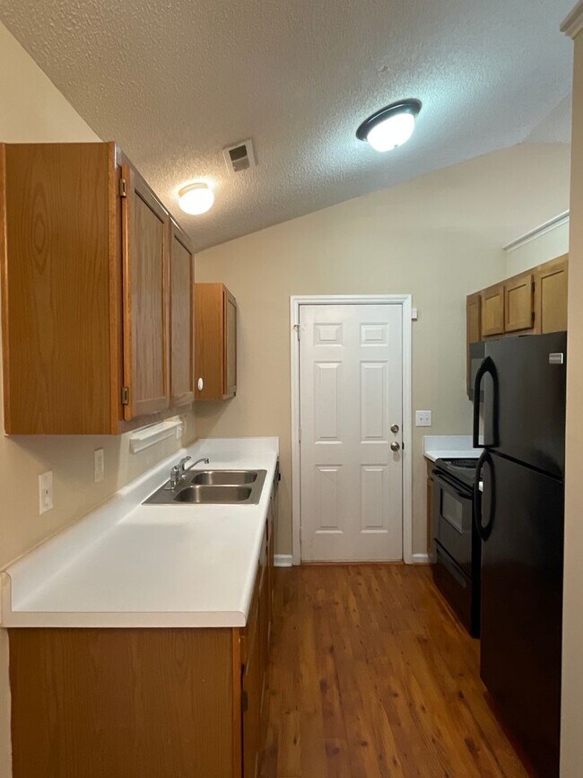 Building Photo - Lakeview Village