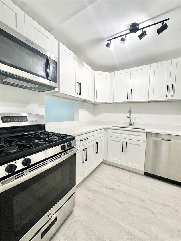 Foto principal - 6890 N Kendall Dr