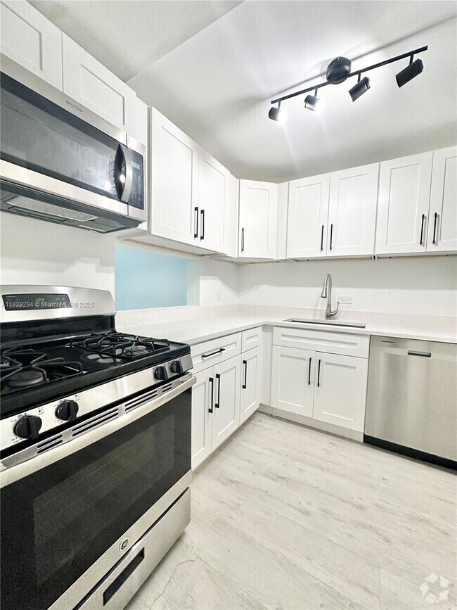 Building Photo - 6890 N Kendall Dr