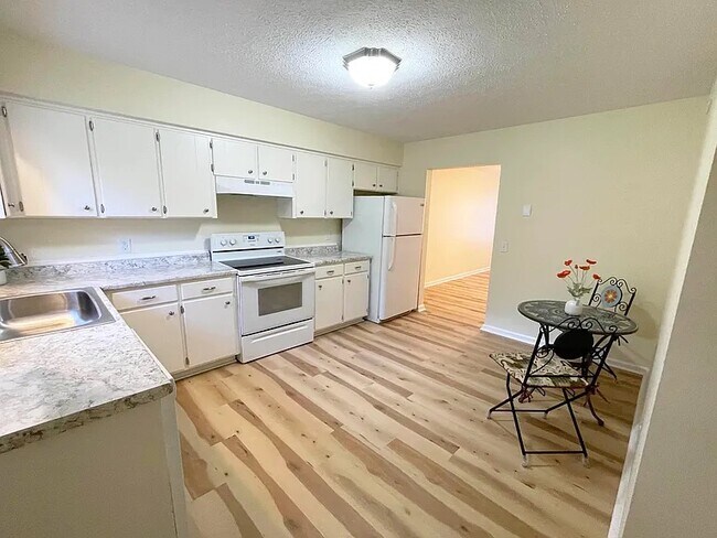 Foto del edificio - 4001 Lawing Dr