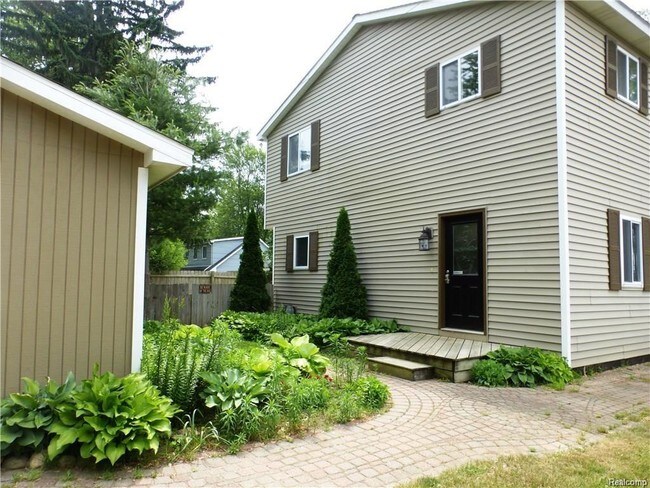 Building Photo - 6550 Cherrylawn Ave