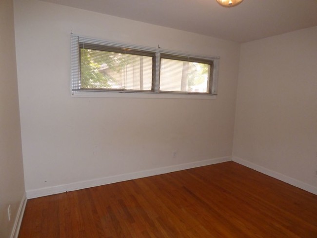 Building Photo - HUGE 2BR/2B Duplex near Downtown Murfreesboro