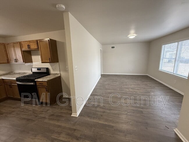 Building Photo - 336 W 61st Pl N