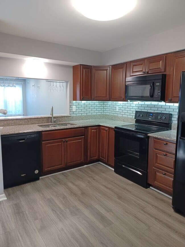 Foto del edificio - Spacious 3 BR townhouse in VA Beach with a garage