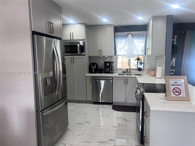 Foto del edificio - 6731 SW 10th Ct