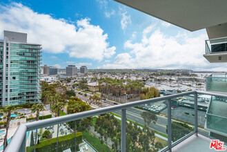 Building Photo - 13700 Marina Pointe Dr