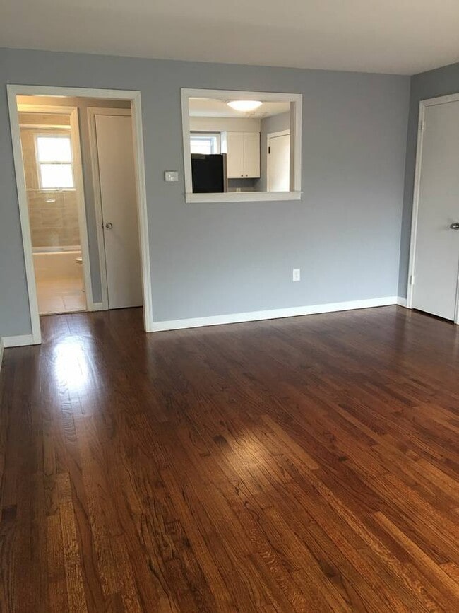 Building Photo - The Executive Sky View Condo (HEAT + HOT Water  Included)