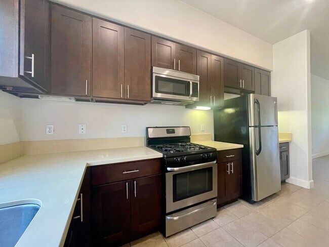 Foto del edificio - 3 Bed, 3 Bath Gated Modern Townhome –  2-C...