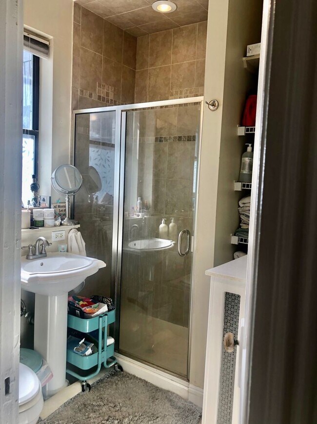 Building Photo - Beautifully updated 1 bed located next to Berklee for the upcoming school year!