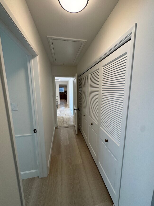 Pasillo a la cocina del dormitorio - 304 N Meadows Ave