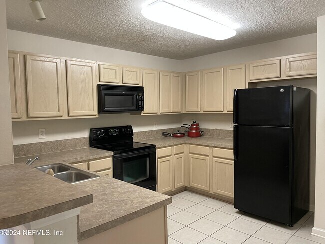 Foto del edificio - 7920 Merrill Rd