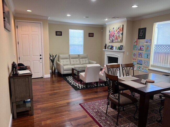Building Photo - Gorgeous Executive Style Home