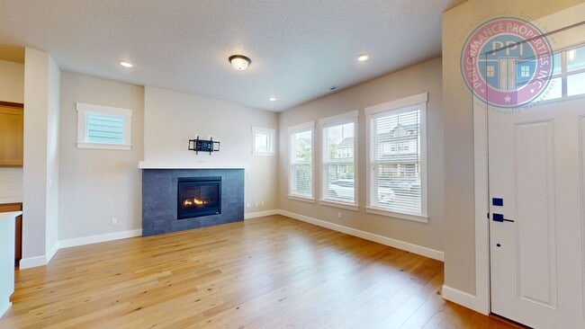 Foto del edificio - REED'S CROSSING!  Luxury Home, Stylish Amenities, Central Air-Conditioning, Close To Nike & Intel