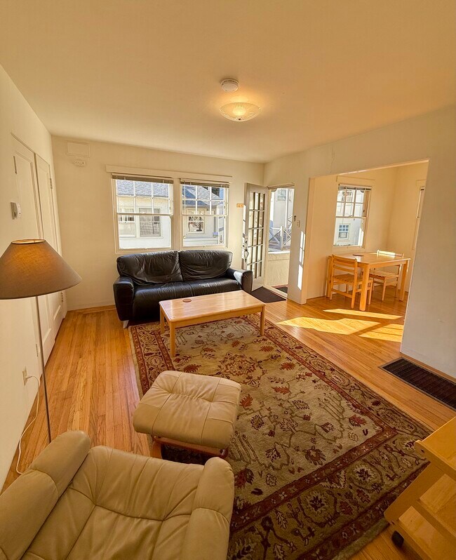 Sala de estar 1 de 2 - 1752 Allston Way