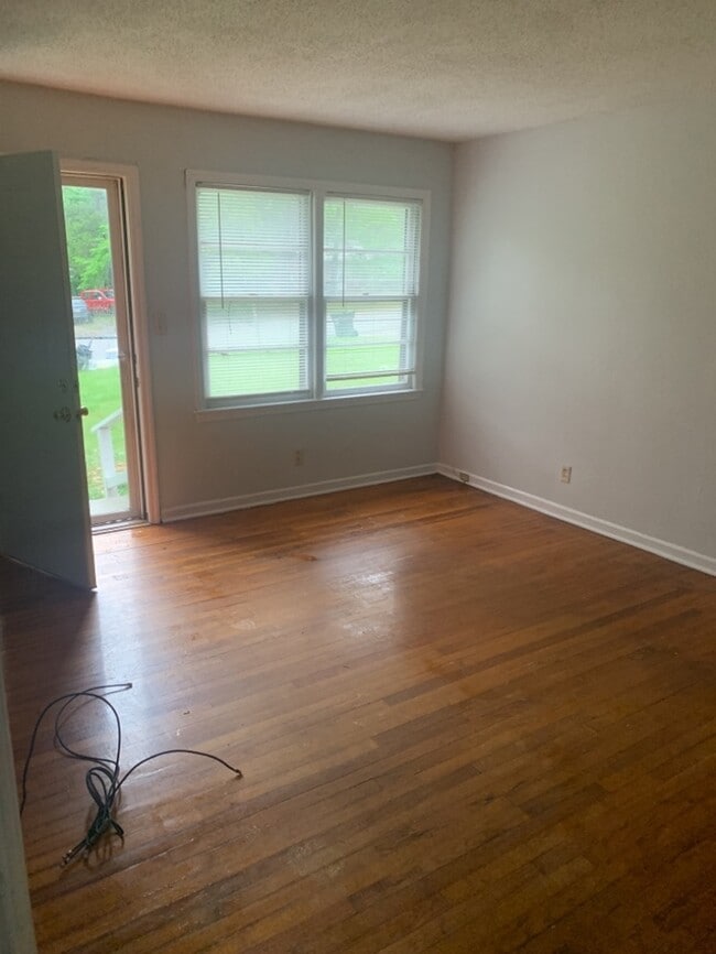 Building Photo - 2 Bedroom 1 bathroom