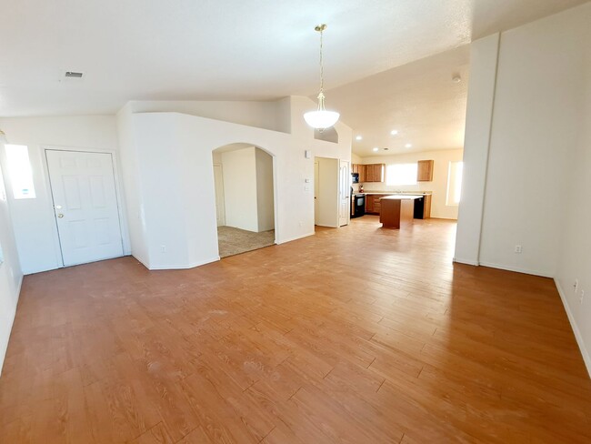 Building Photo - 3 bed 2 bath home in Huning Ranch!  Move i...