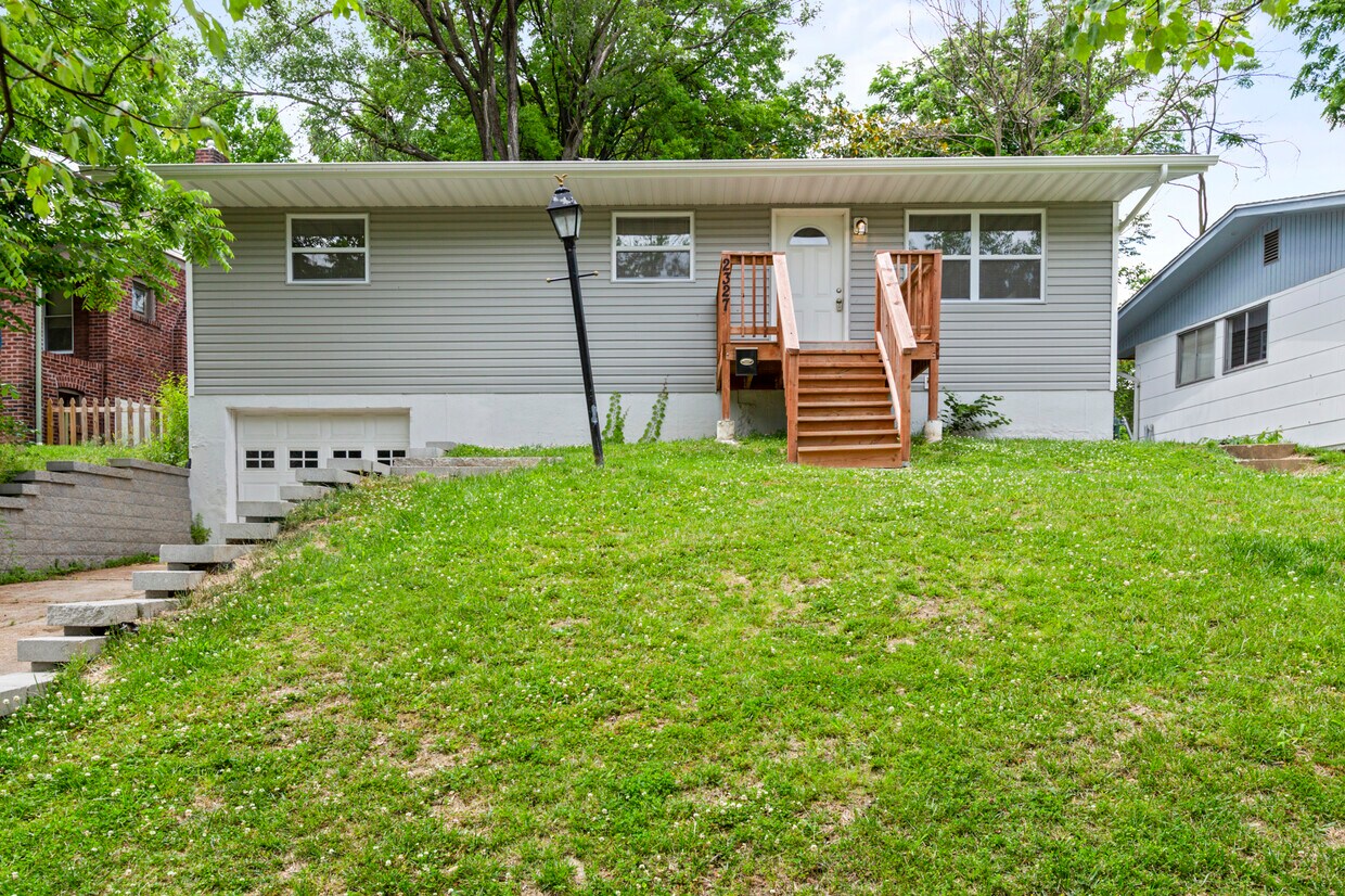 Primary Photo - 2327 Esther Ave