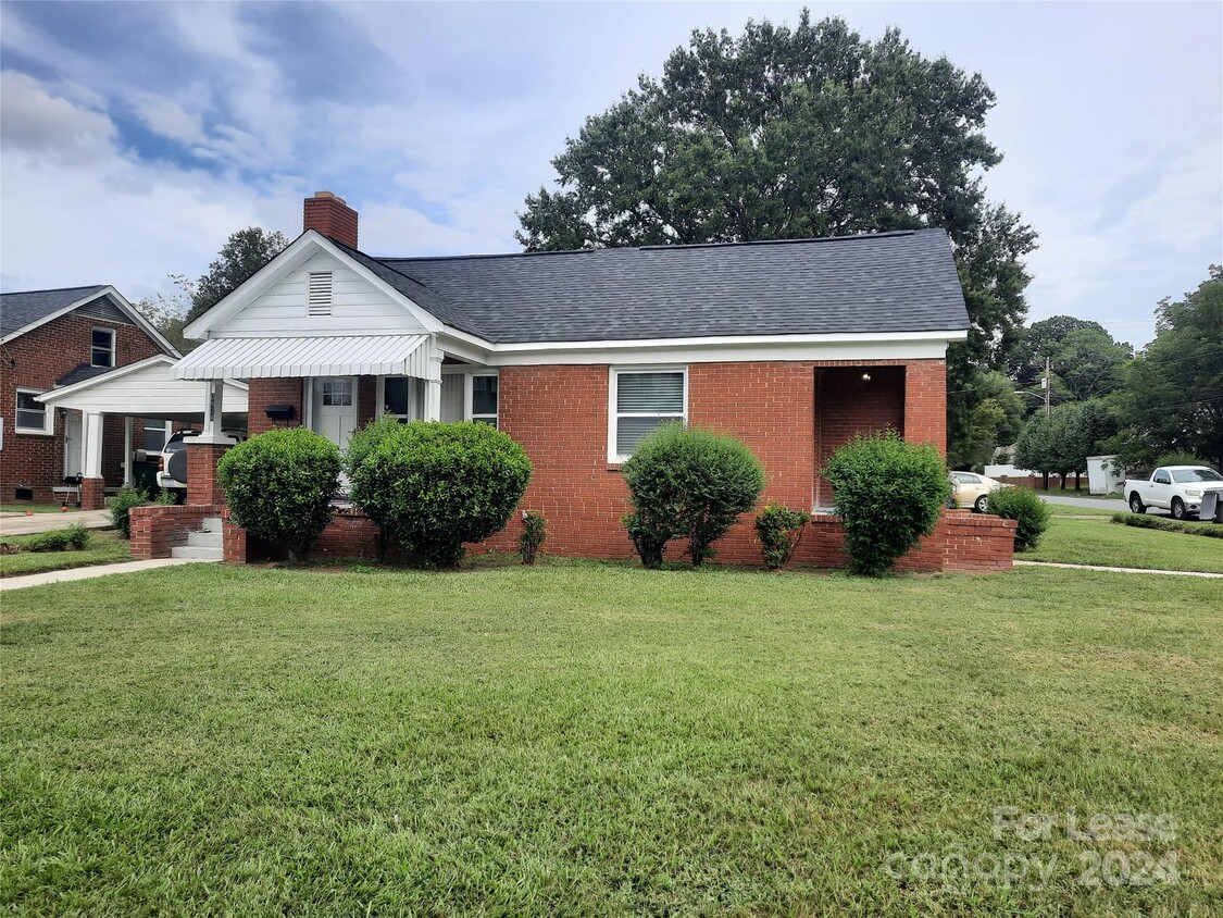 Foto principal - 2424 Statesville Ave