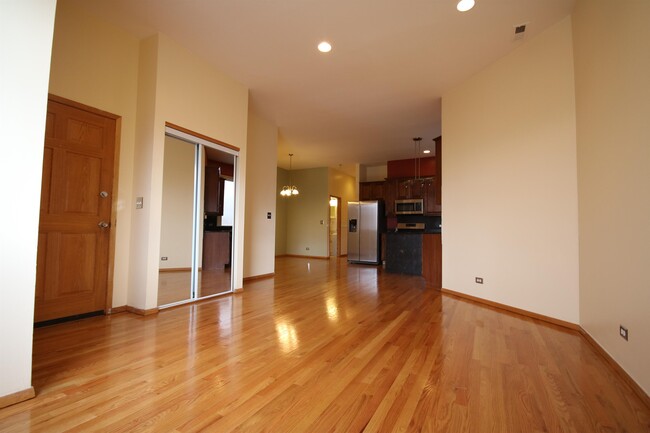 Building Photo - 2132 W Warren Blvd