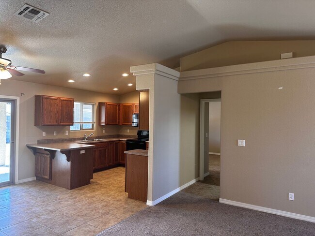 Building Photo - 4 Bedroom 2 Bathroom Home