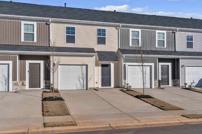 Foto del edificio - Brand-New 3BR/2.5BA Townhome with Garage in Greer ($1850/mo rent***)