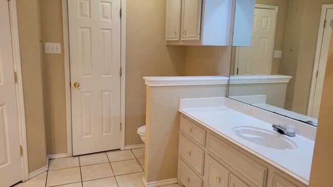Foto del edificio - Beautiful 3/2/2 Available March!