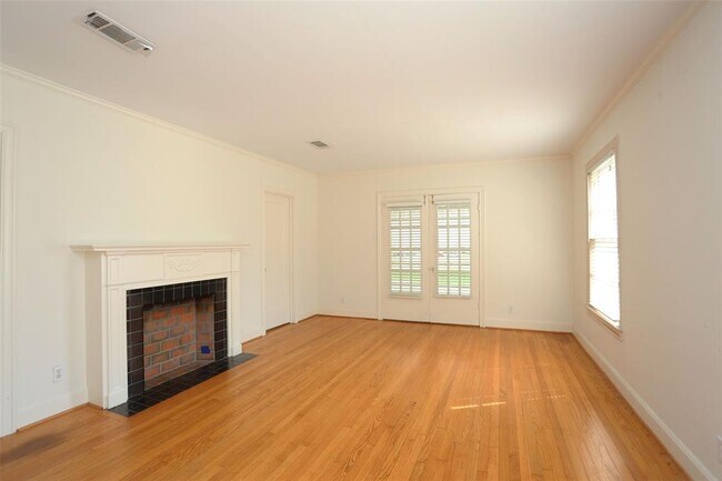 Foto del edificio - 5525 Chaucer Dr