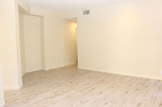 Foto del edificio - Upgraded 2 Bed/2 Bath Condo in UTC, 1st Fl...