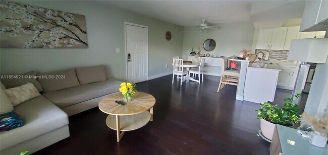 Foto del edificio - 8640 SW 212th St