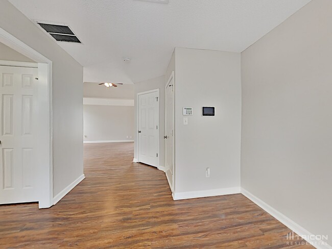 Building Photo - 105 River View Ct