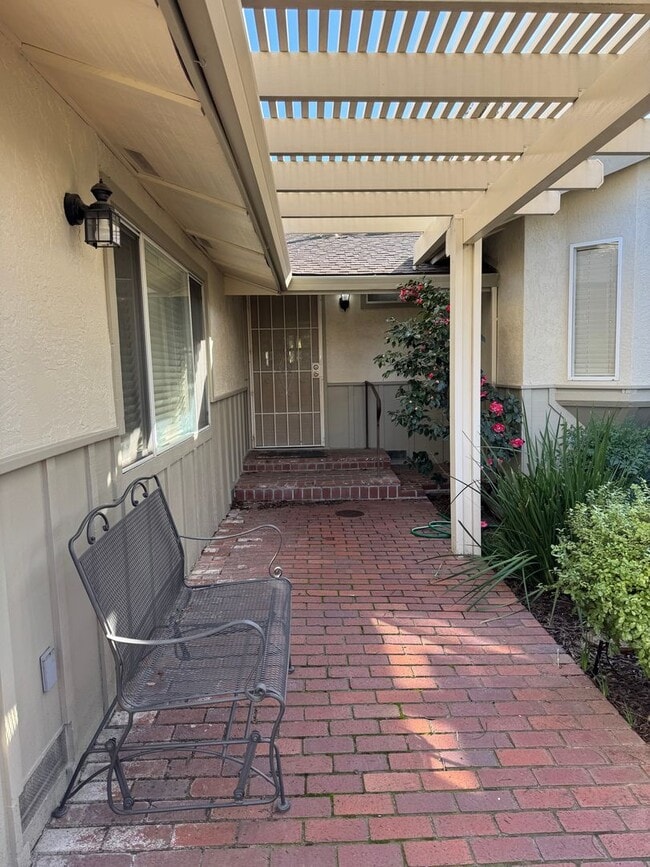 Foto del edificio - AVAILABLE NOW